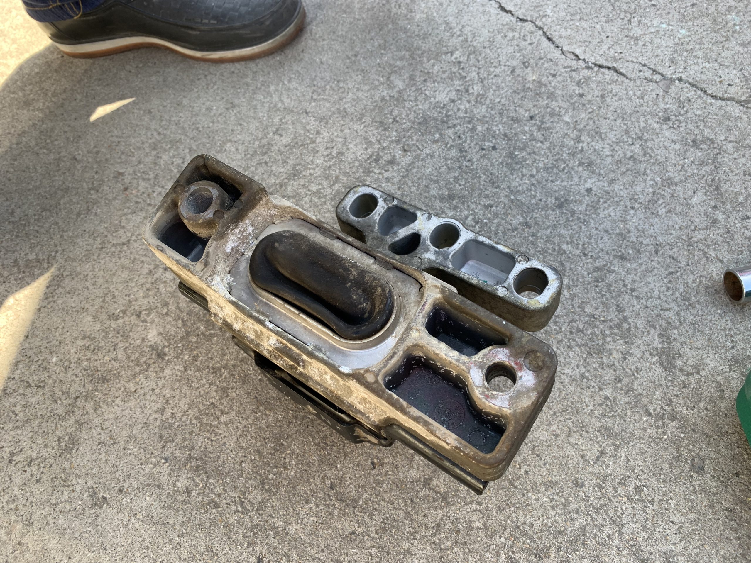 更换发动机机脚垫-荣威350 更换发动机机脚垫-荣威350