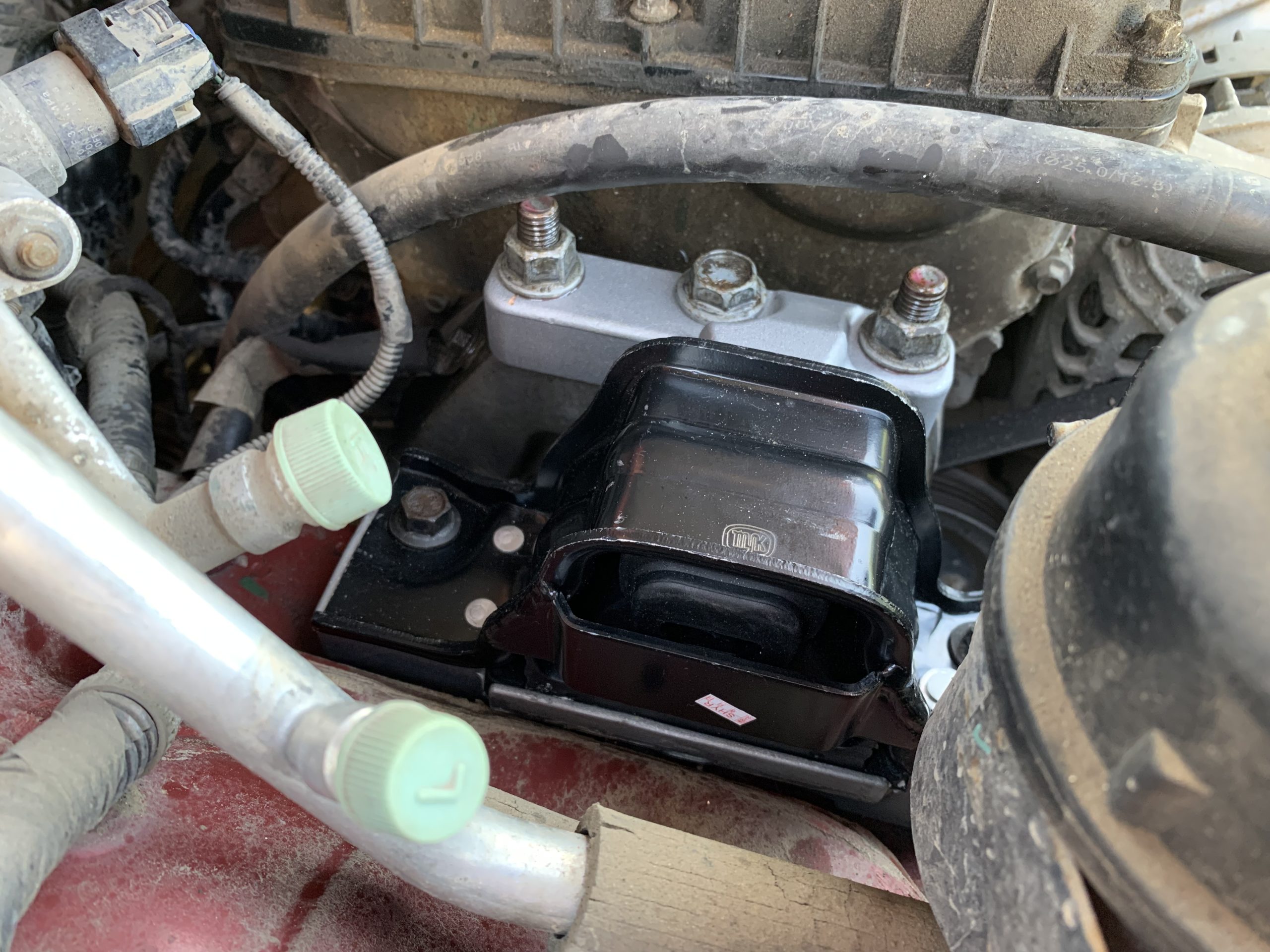 更换发动机机脚垫-荣威350 更换发动机机脚垫-荣威350