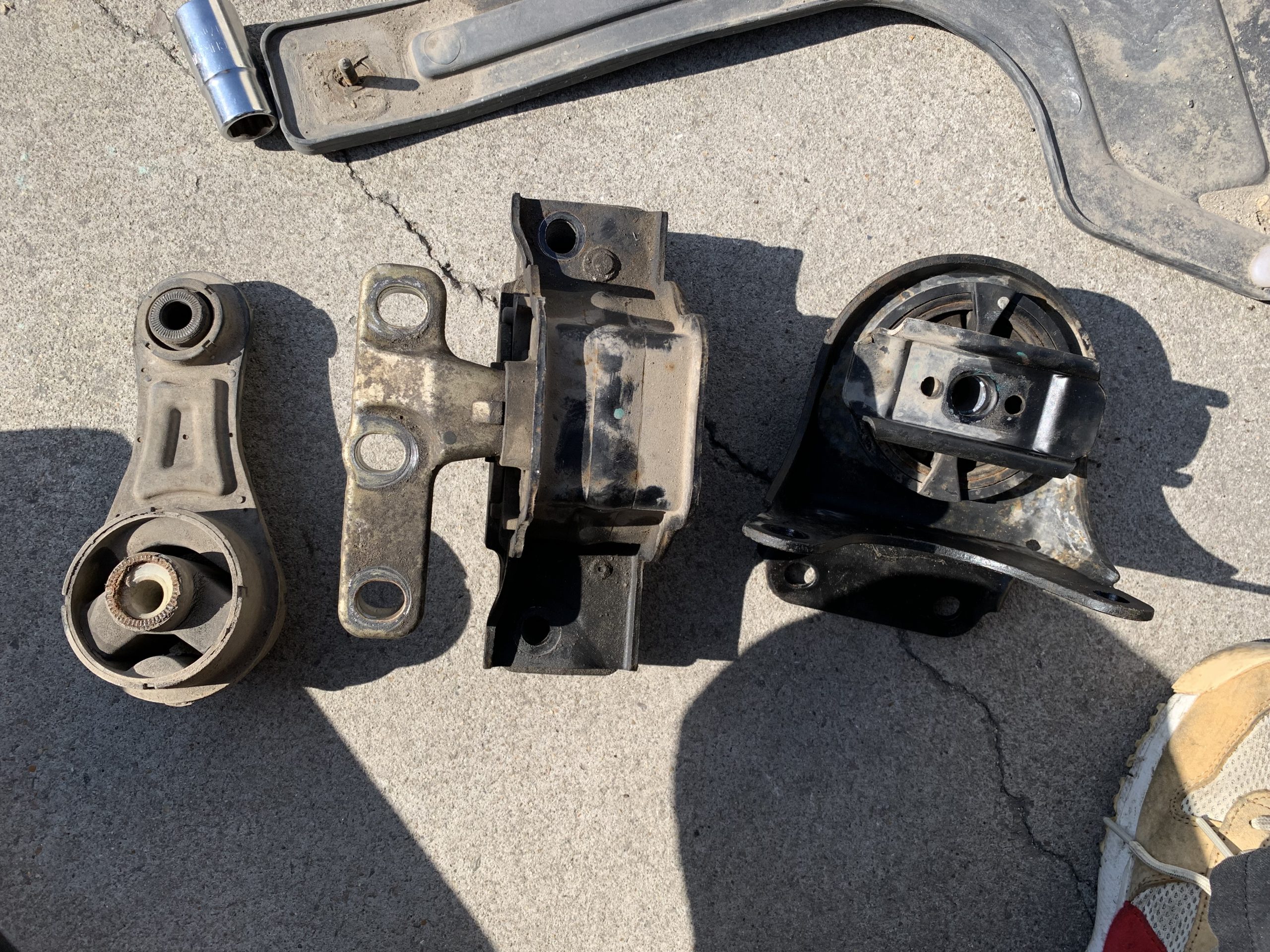 更换发动机机脚垫-荣威350 更换发动机机脚垫-荣威350