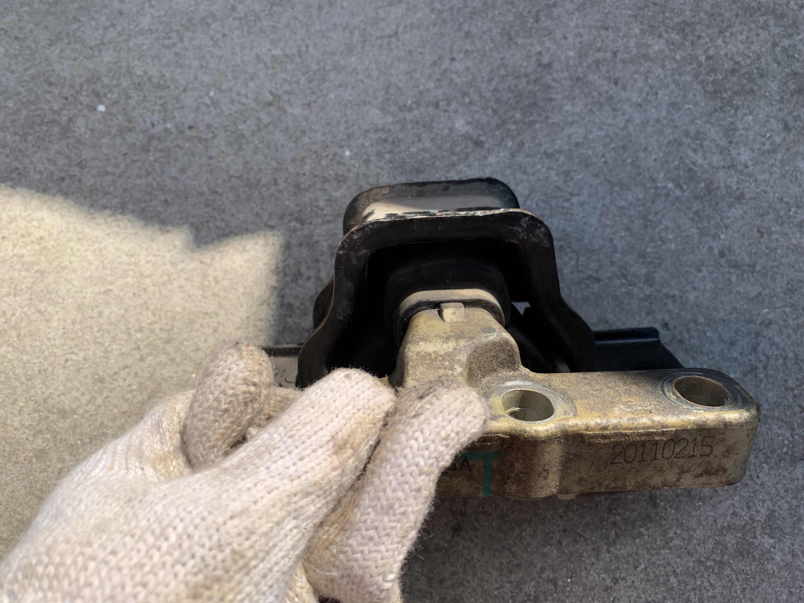 更换发动机机脚垫-荣威350 更换发动机机脚垫-荣威350