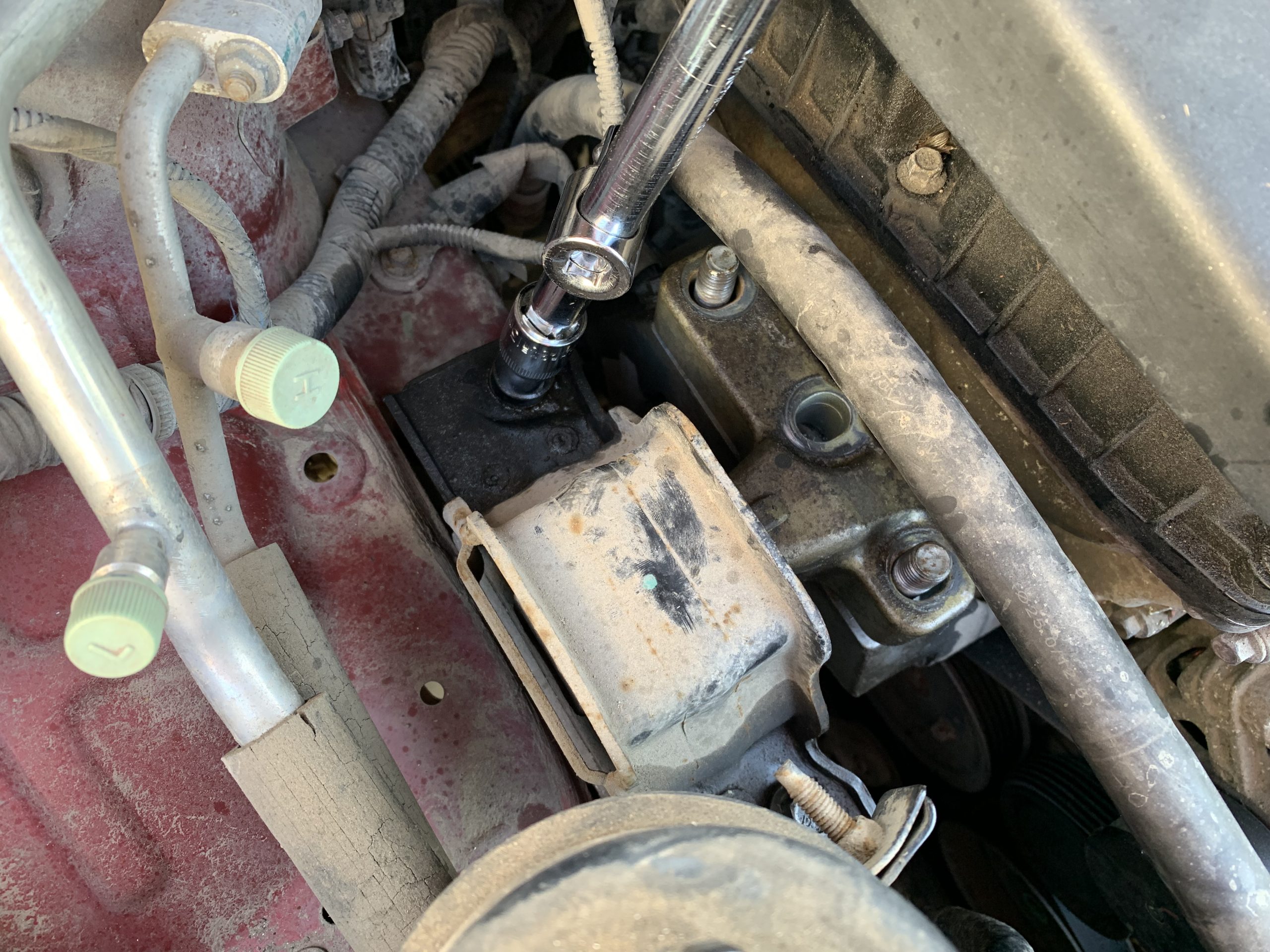 更换发动机机脚垫-荣威350 更换发动机机脚垫-荣威350