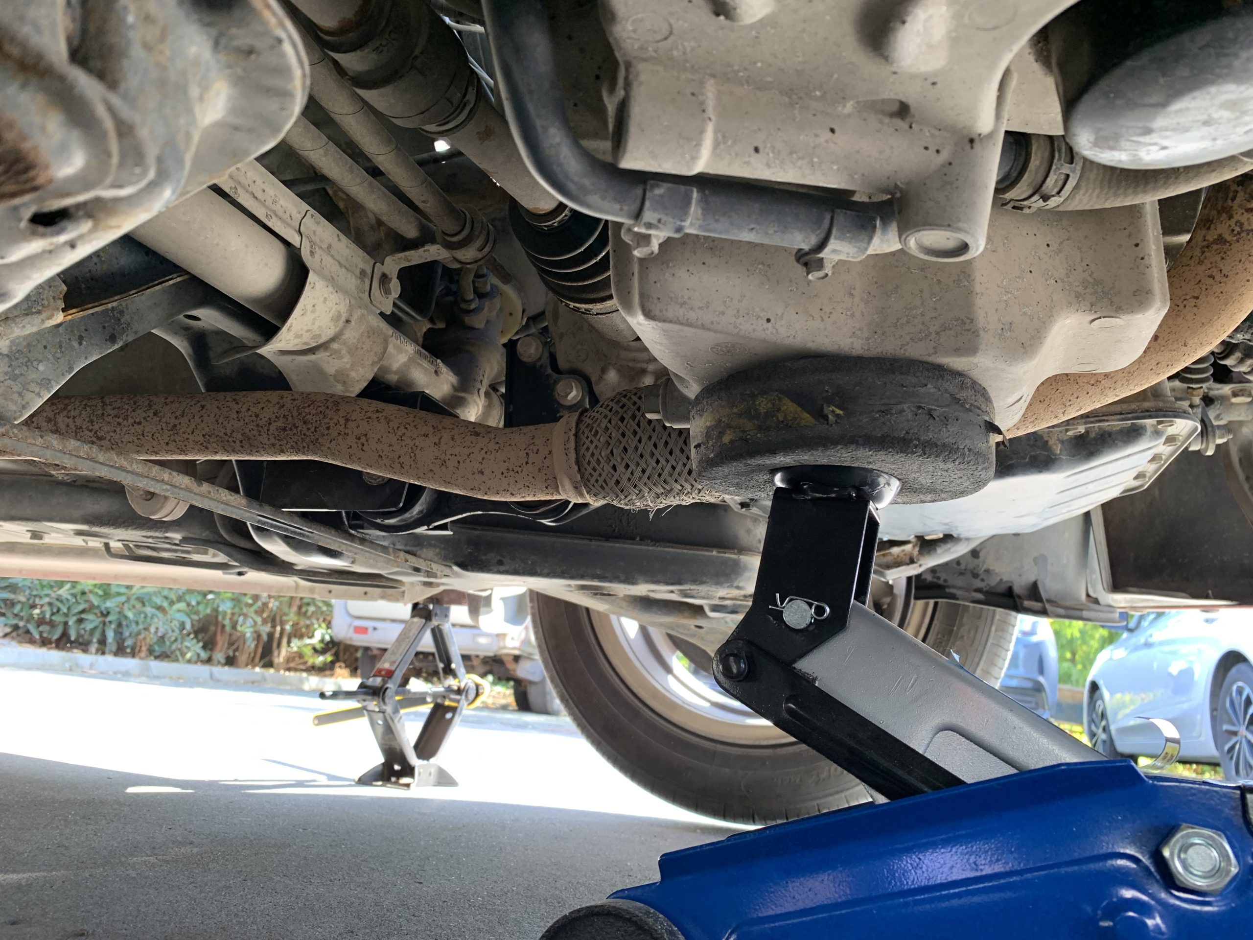 更换发动机机脚垫-荣威350 更换发动机机脚垫-荣威350